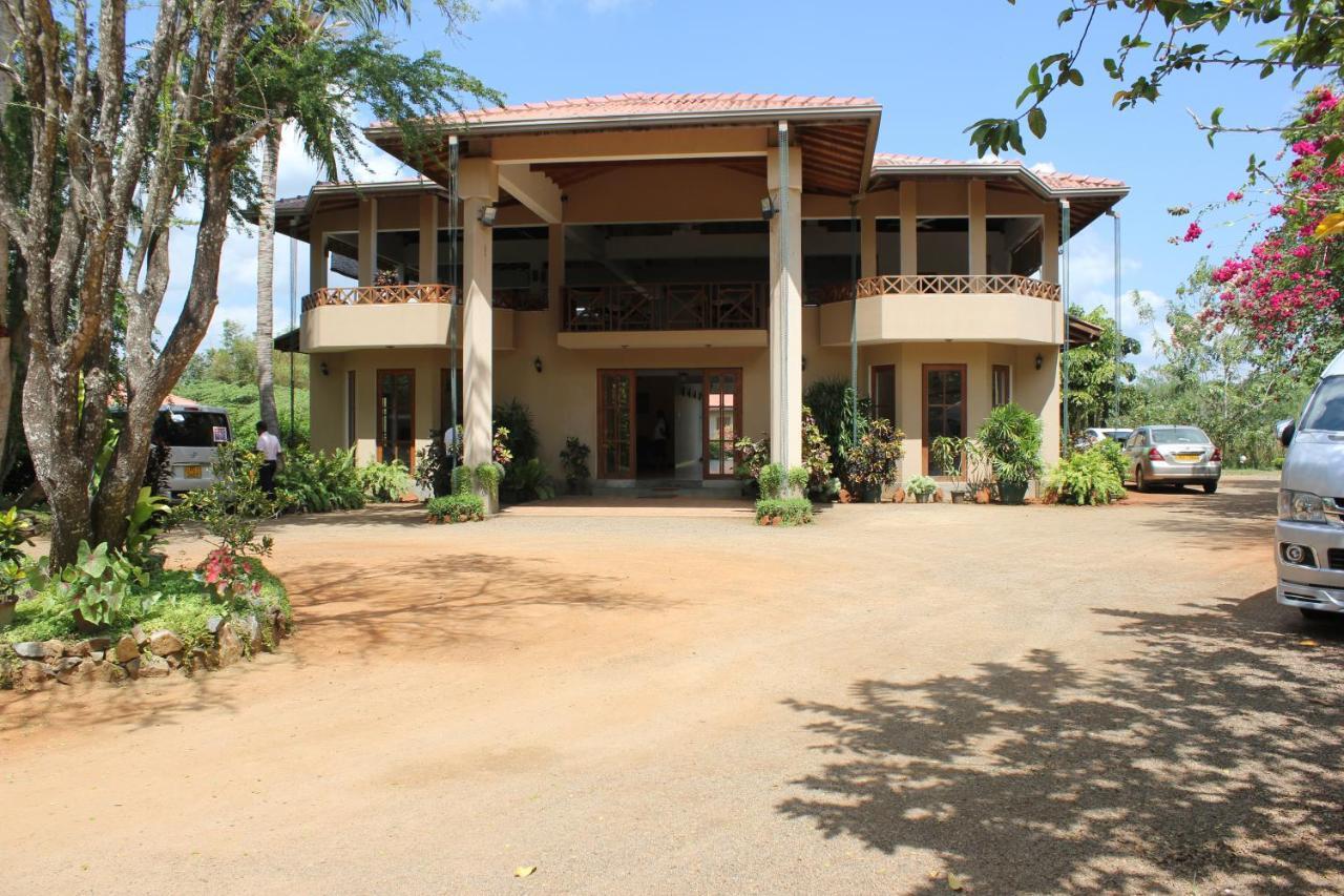 Hibiscus Garden Hotel Тисамахарама Екстериор снимка